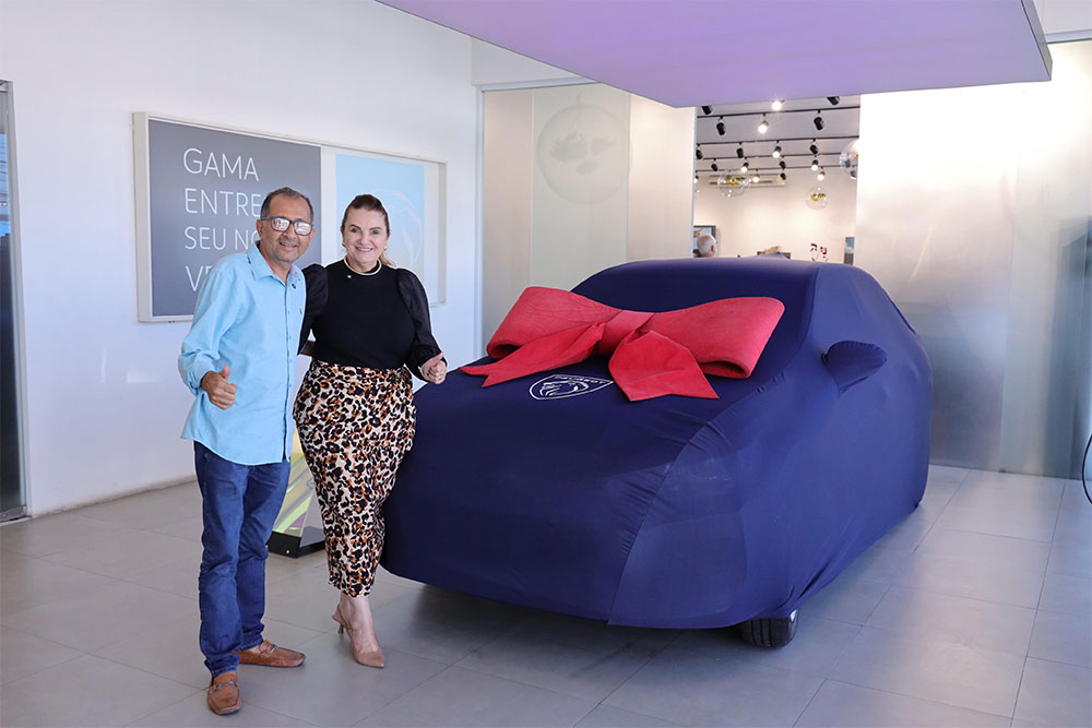 Aloísio Andrade (Diretor Geral da Juventude FM) recebe da Deputada Estadual Aurea Ribeiro um veículo 0km para a entidade